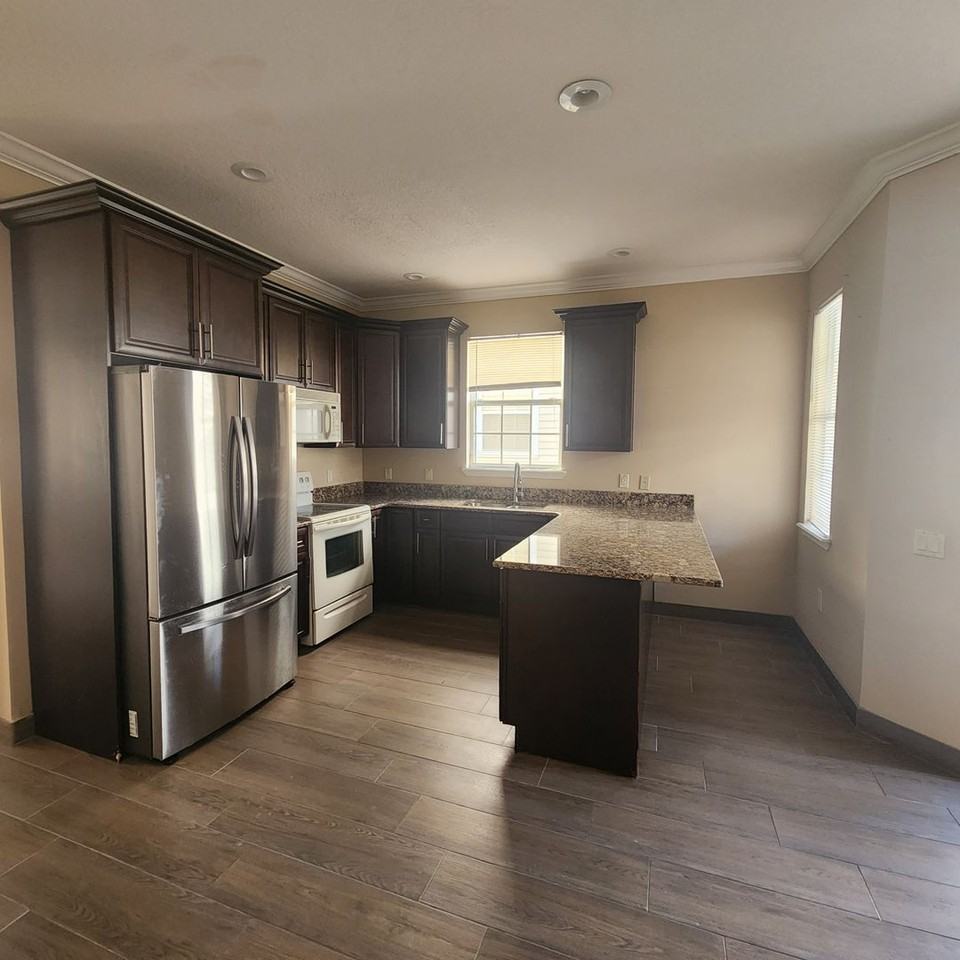 903 Sumner St - Photo 3 of 18