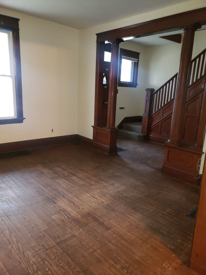 1114 Hugh St - Photo 2 of 11