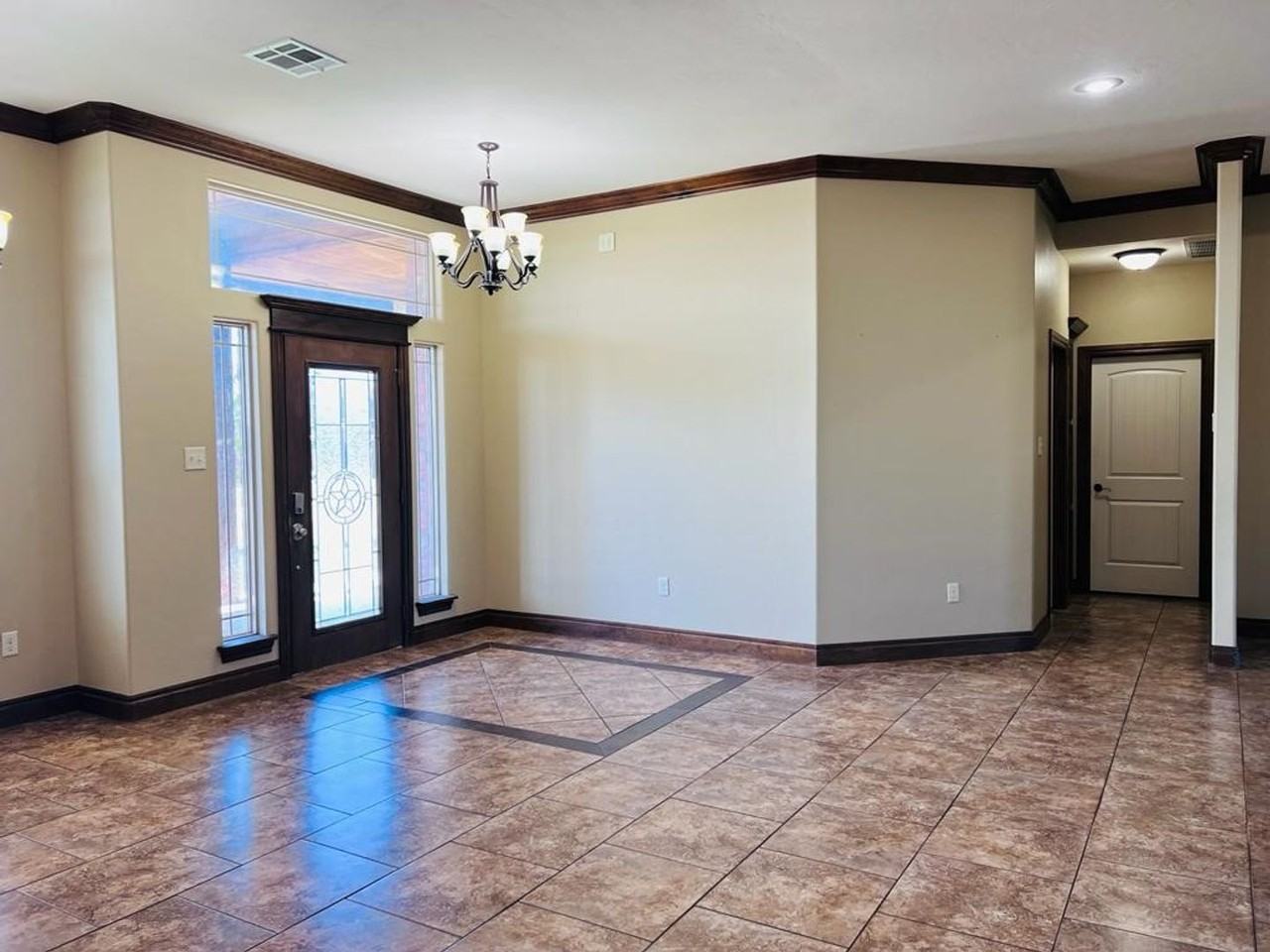 1001 Baybrook Dr - Photo 4 of 16