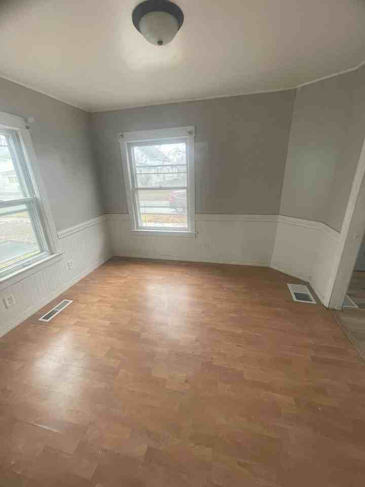 915 Forest Ave - Photo 4 of 10