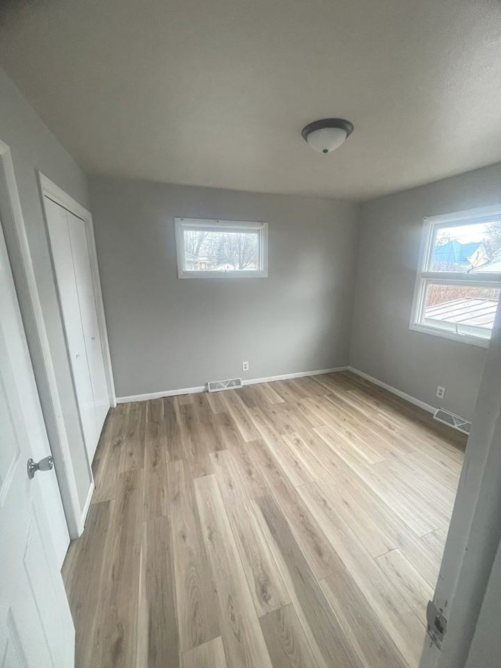 915 Forest Ave - Photo 5 of 10