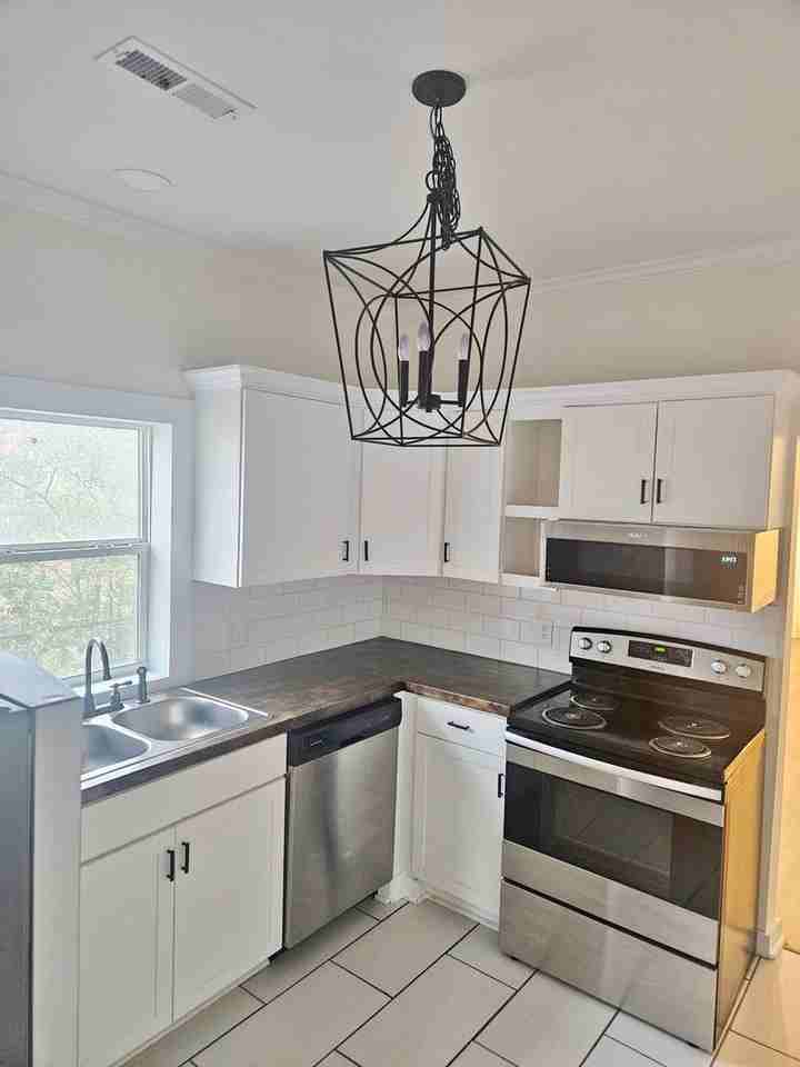 807 2nd Ave Ne - Photo 3 of 5