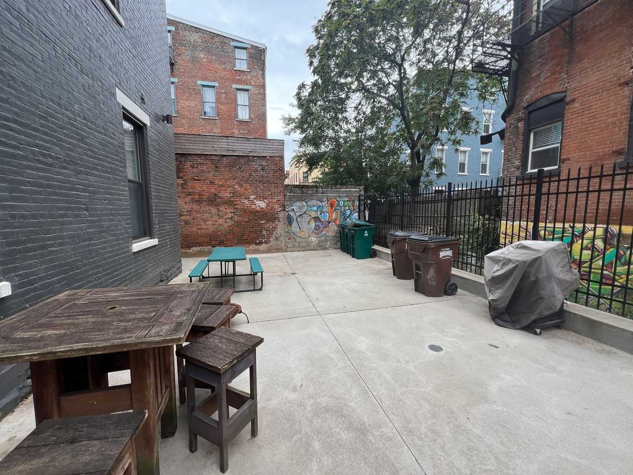 526 E 12th - Photo 4 of 5