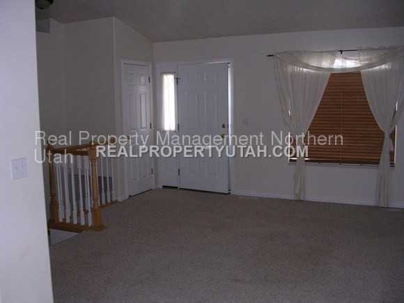 4779 Fairway Oaks Dr N - Photo 3 of 16