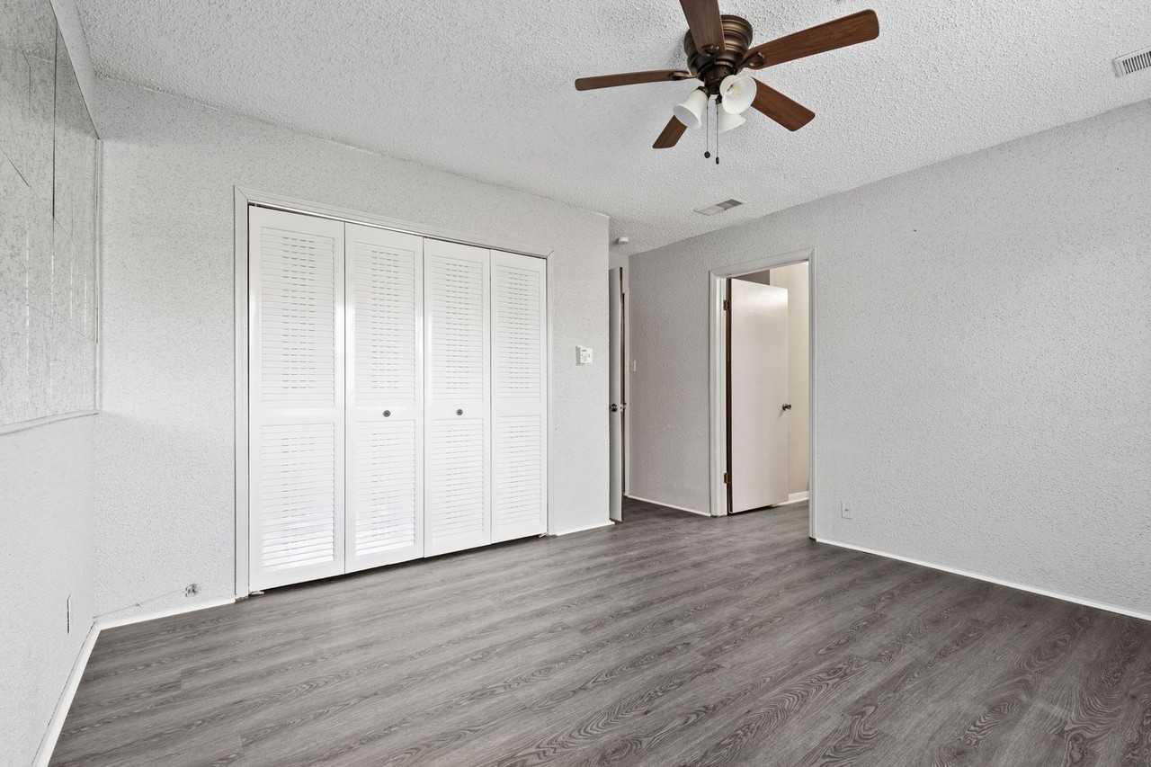 4820 Looney Ln - Photo 4 of 40