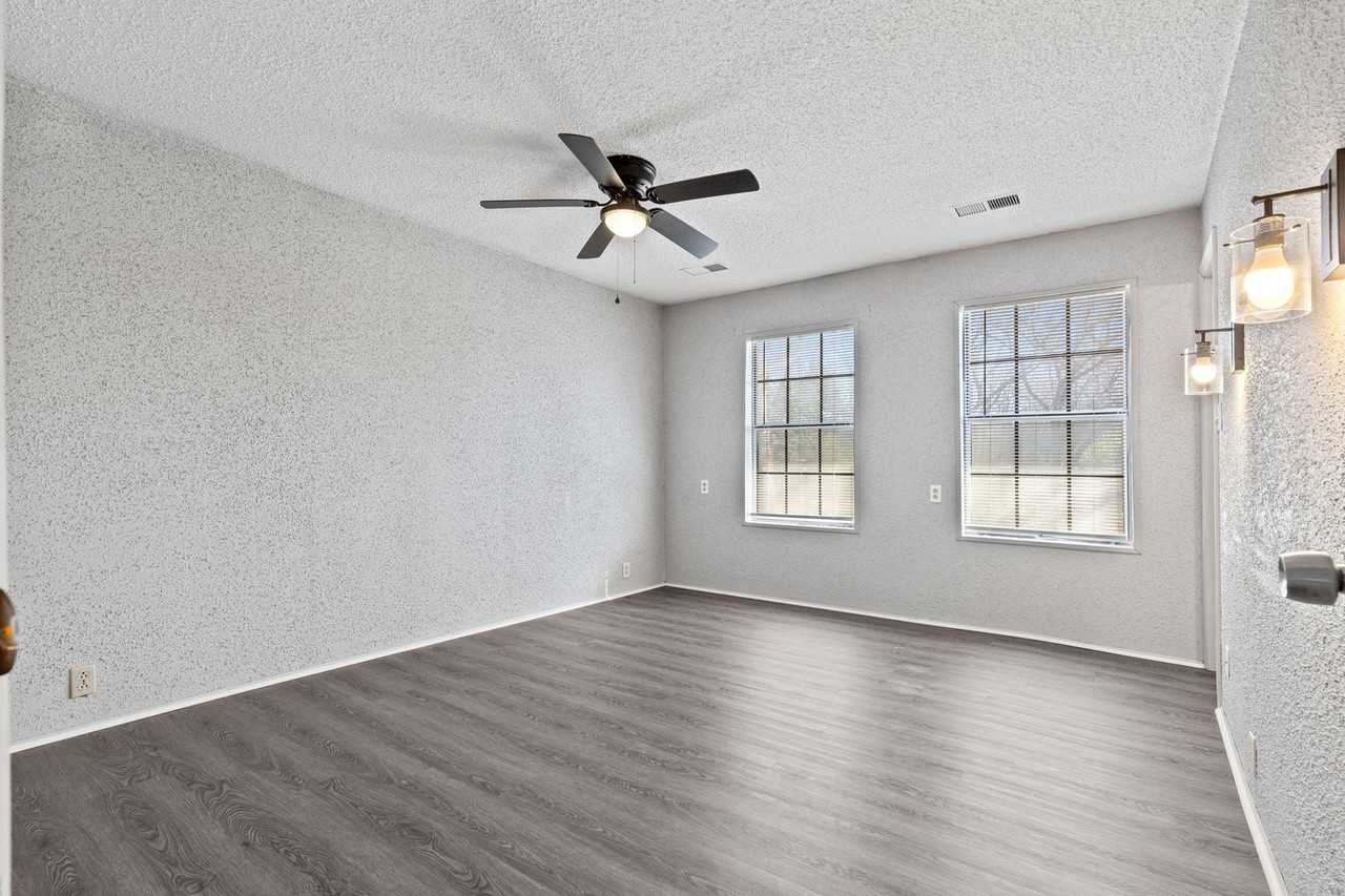 4820 Looney Ln - Photo 6 of 40