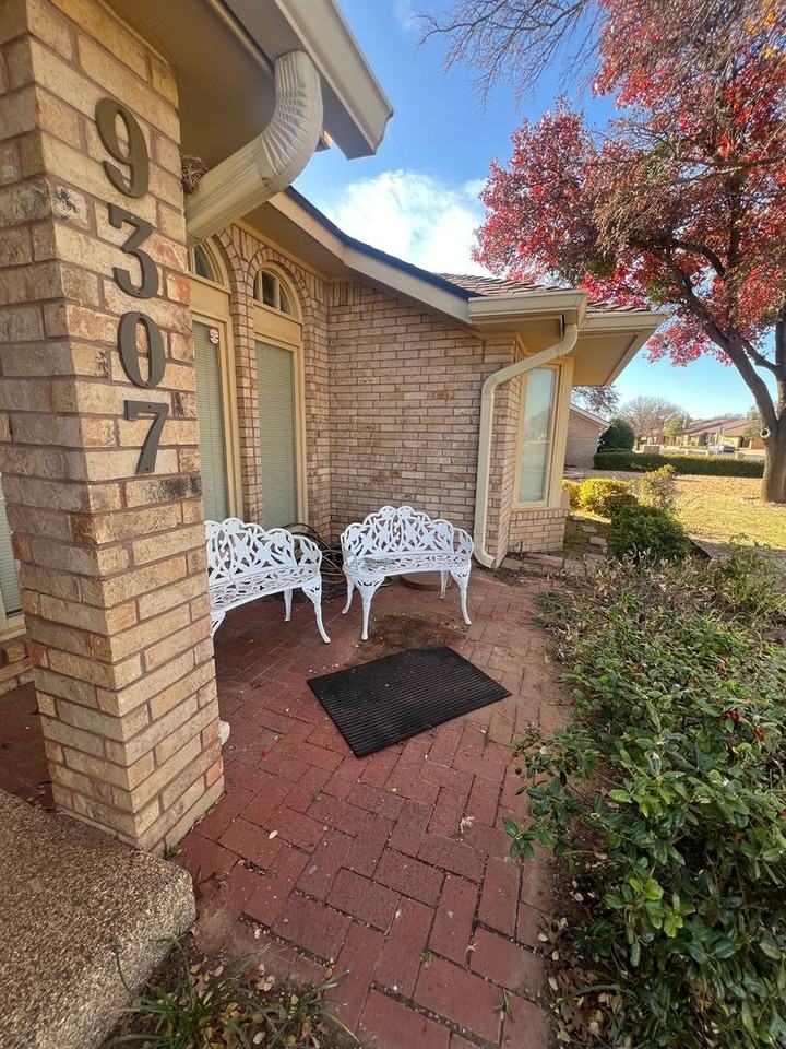 9307 Vicksburg Ave - Photo 2 of 19