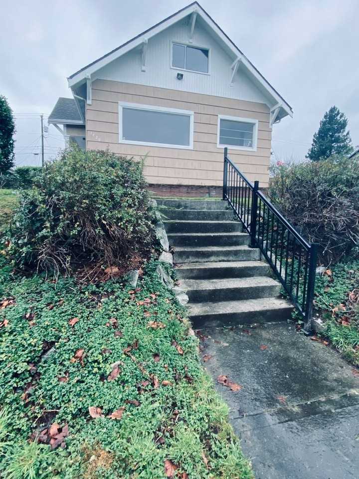 1426 Rockefeller Ave - Photo 2 of 32