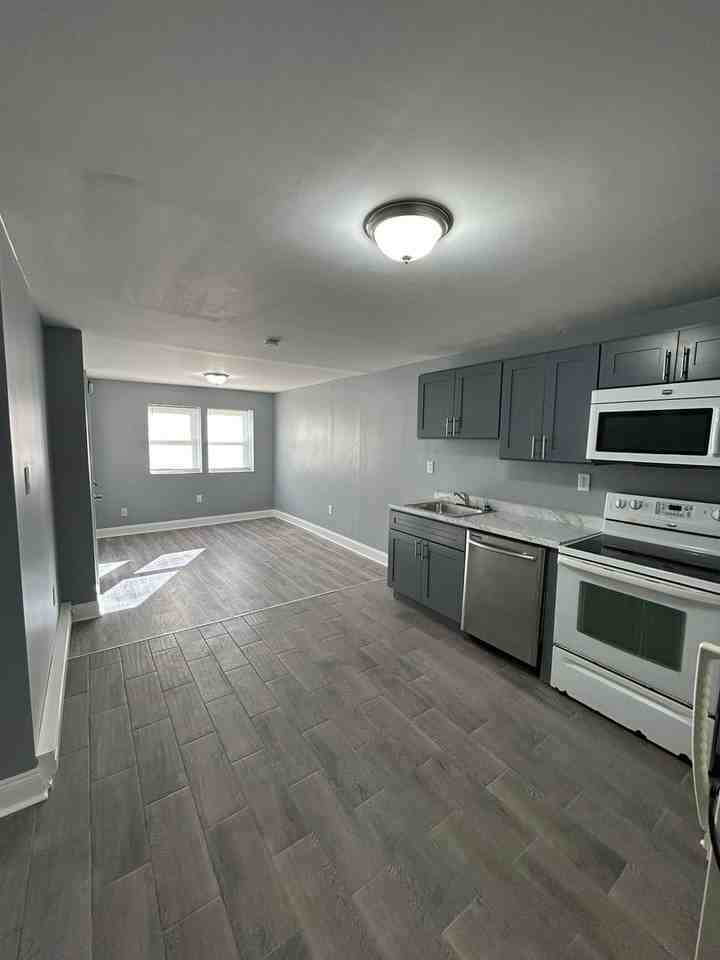 6435 Chelwynde Avenue - Photo 3 of 12