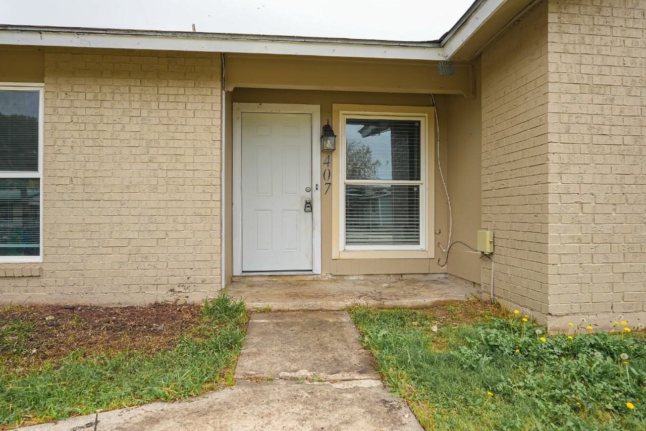 407 Samuel Dr - Photo 2 of 14