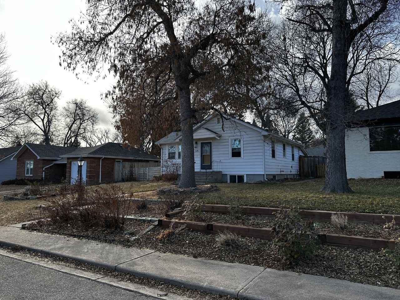 325 Sumner St - Photo 2 of 38