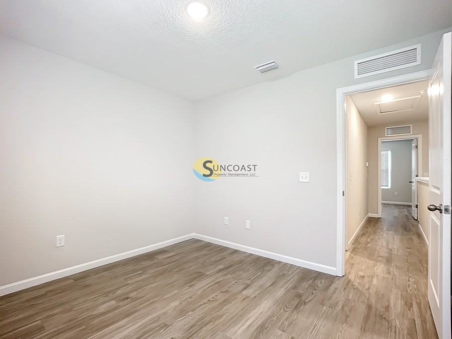 1248 Mull St - Photo 3 of 20