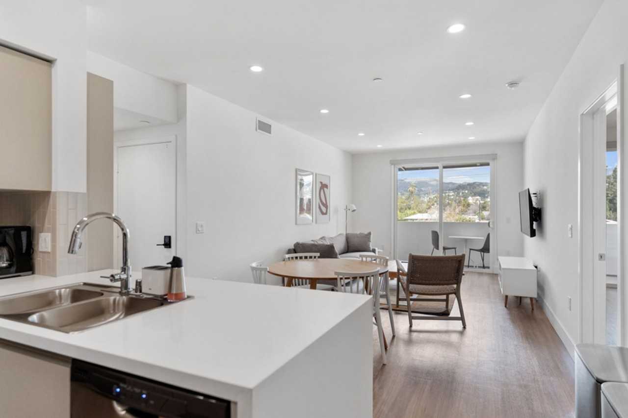 Ecco Lexington - Photo 3 of 50