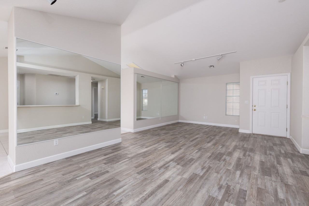 296 Gean St - Photo 3 of 17