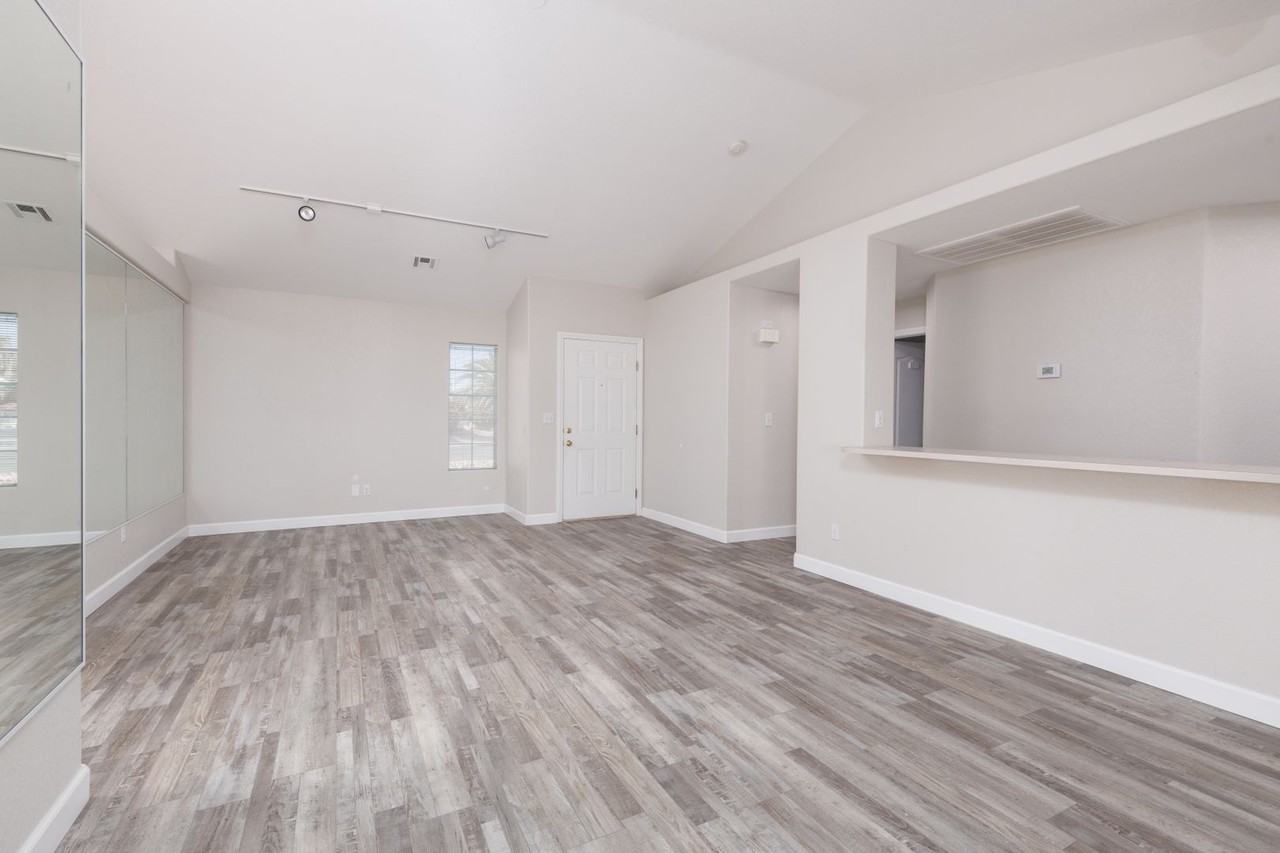 296 Gean St - Photo 4 of 17