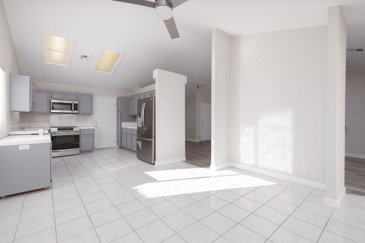 296 Gean St - Photo 7 of 17