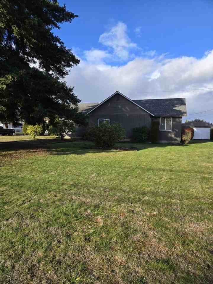 3209 Russell Rd - Photo 2 of 34