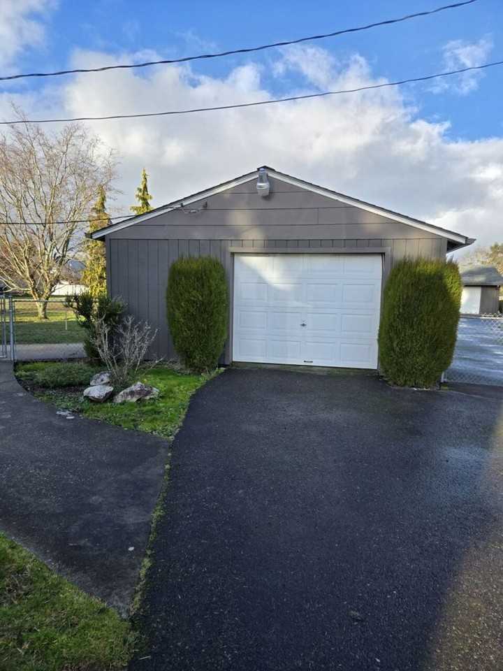 3209 Russell Rd - Photo 3 of 34