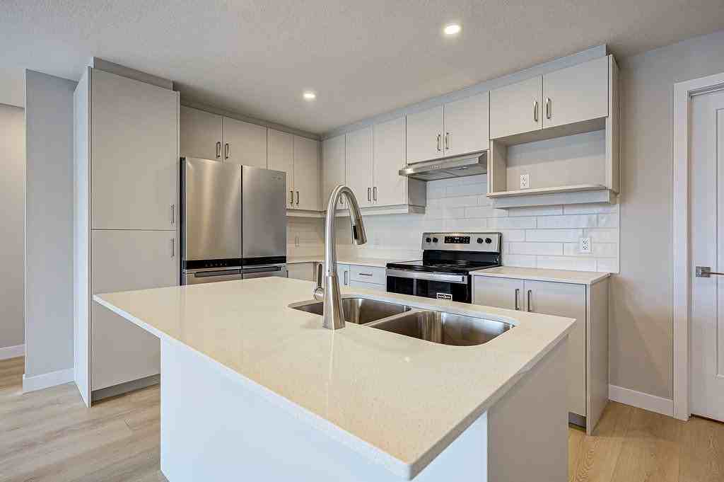 166 Astor Cres - Photo 2 of 12