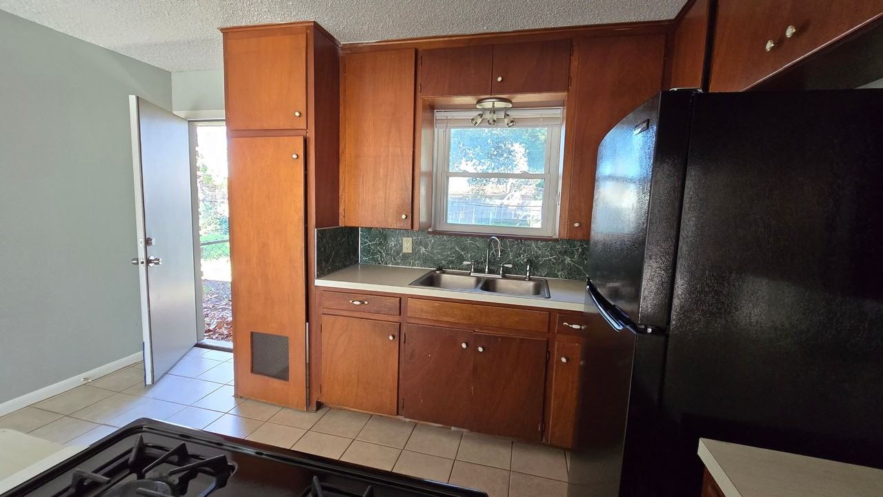 7402 Southgate Ln #B - Photo 7 of 14