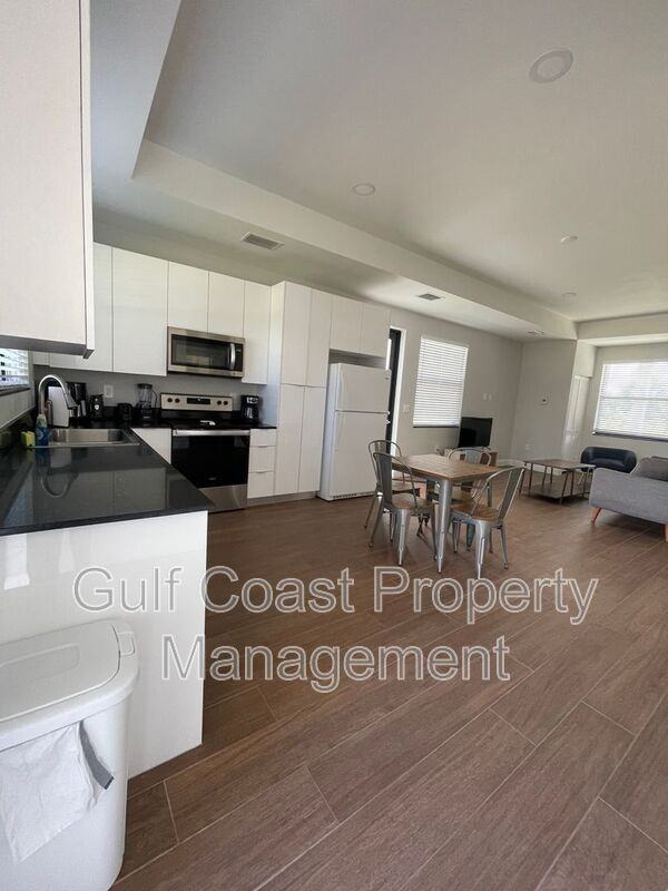 681 Windermere Dr - Photo 3 of 22