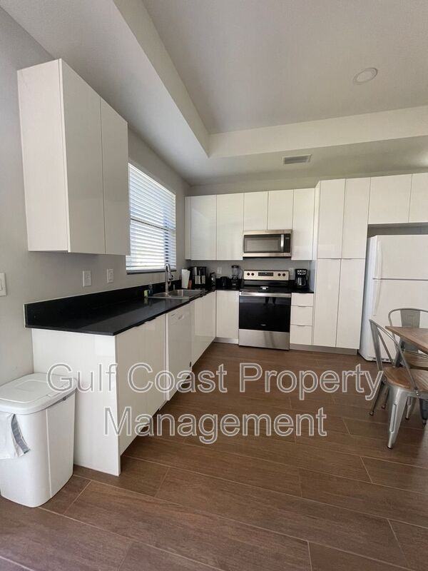 681 Windermere Dr - Photo 5 of 22