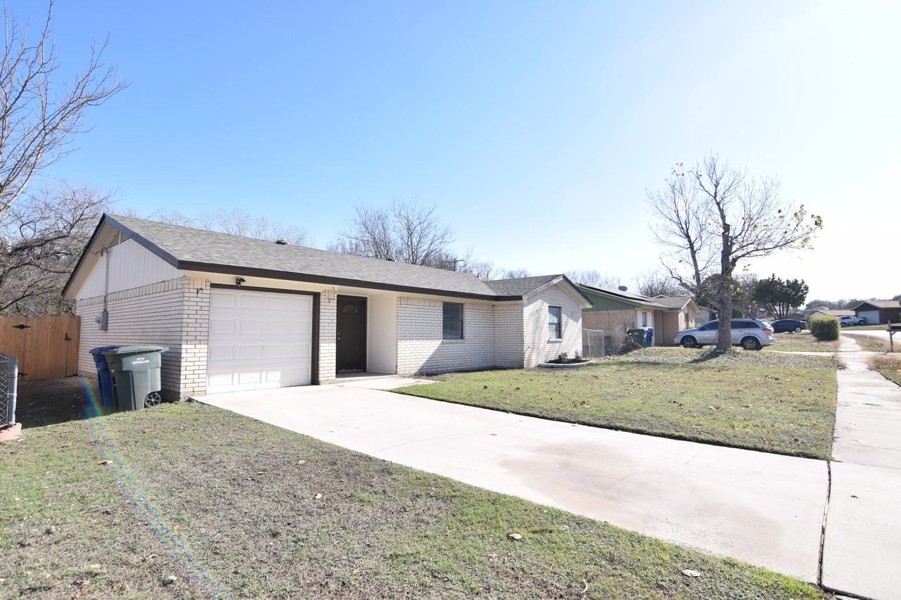 1202 Dryden Ave - Photo 3 of 17