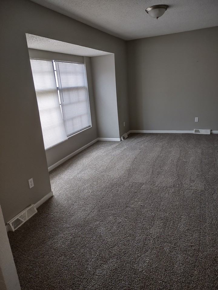 901 Nw Canterbury Rd - Photo 2 of 3