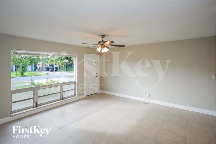 1408 Sw 47th Ave - Photo 3 of 14
