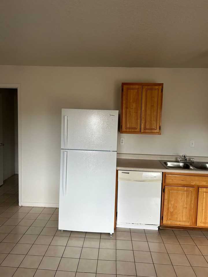 800 E 8th St - Photo 7 of 16