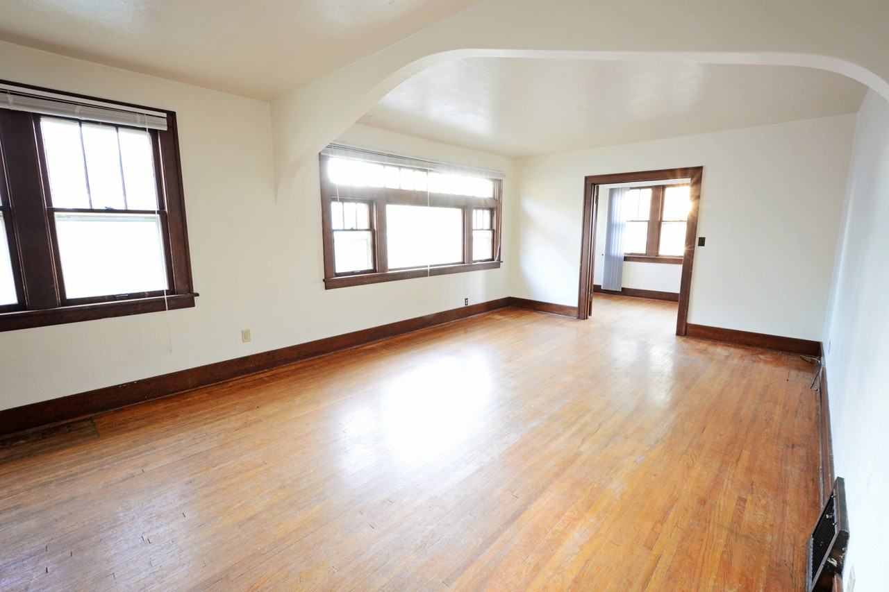 913 3rd St Se - Photo 5 of 15