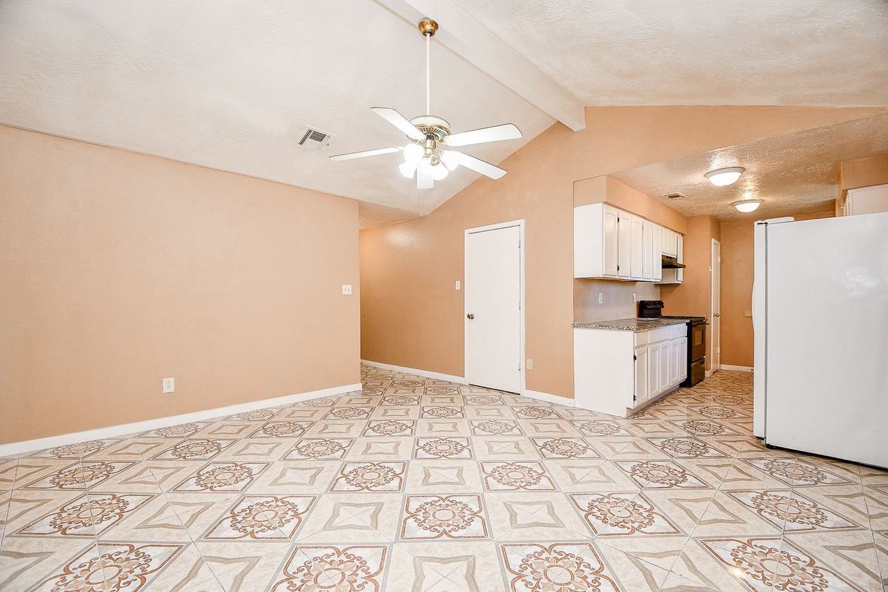 4926 Ridgestone St - Photo 6 of 33