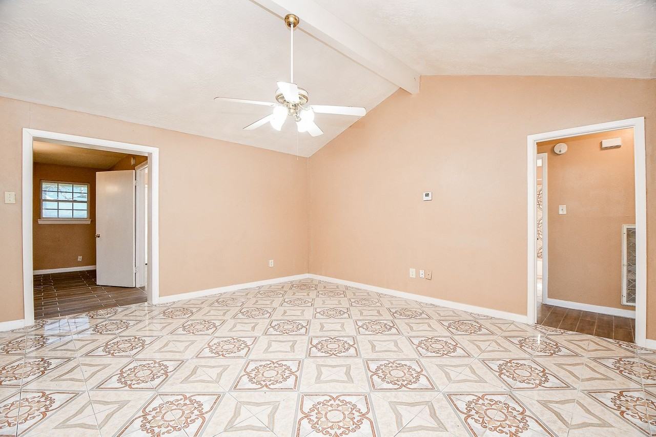 4926 Ridgestone St - Photo 7 of 33