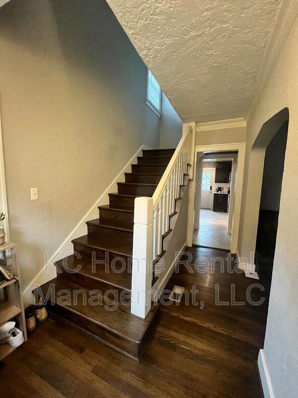 5633 Oak St - Photo 3 of 31