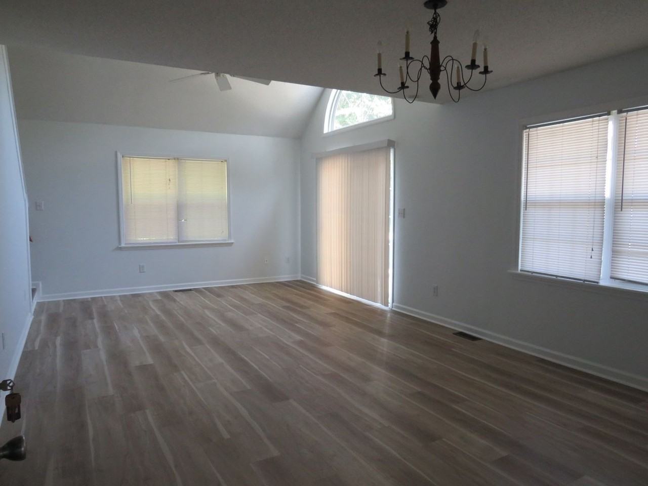208 Stroud St - Photo 3 of 15