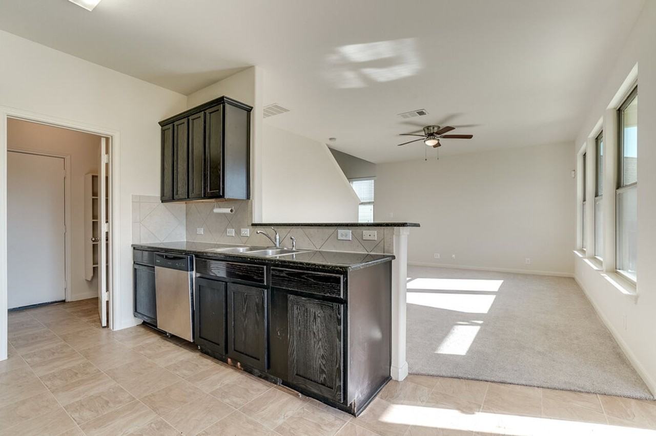 504 Old Peak Rd - Photo 5 of 20