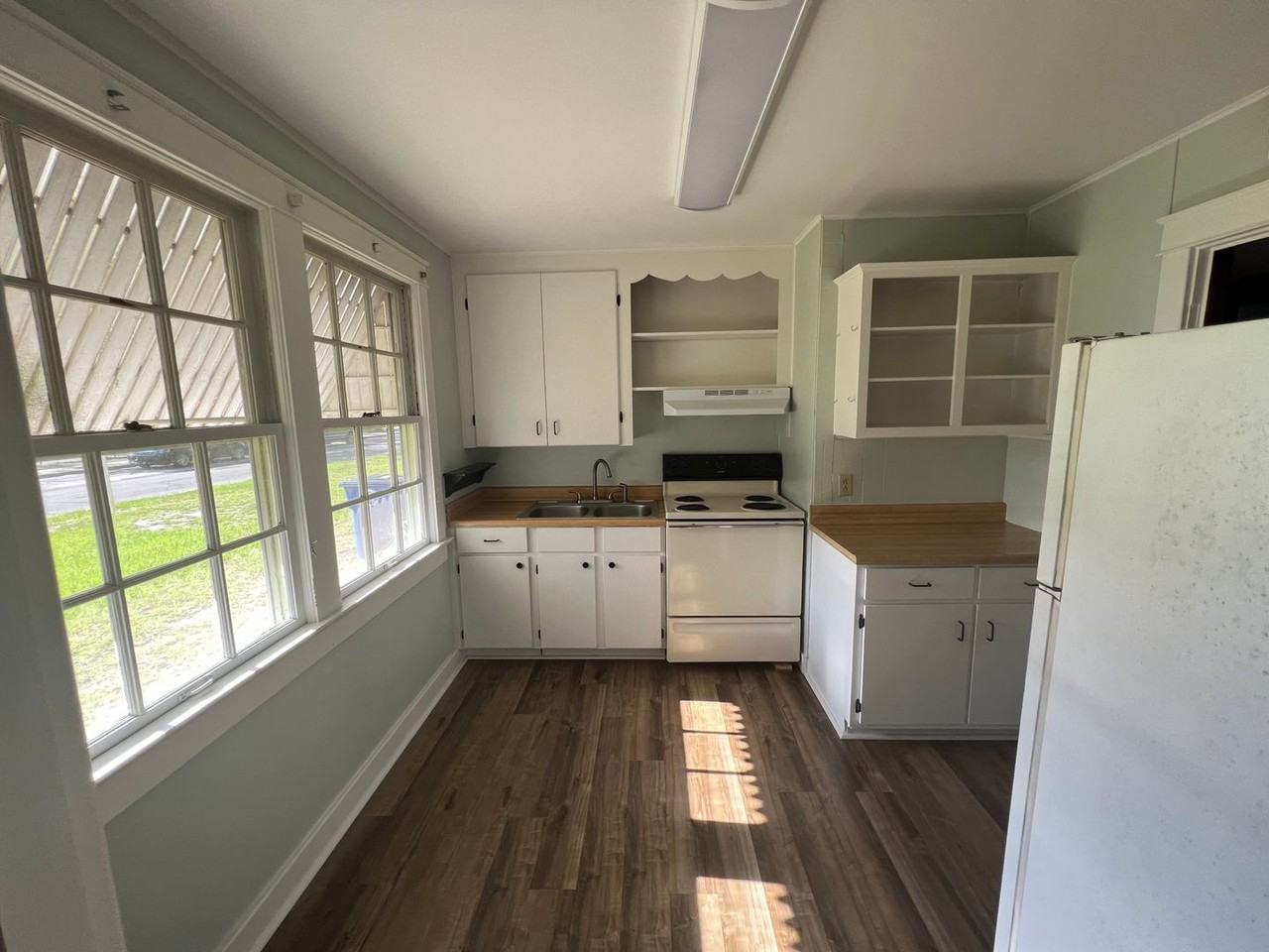 603 E 2nd St - Photo 5 of 9