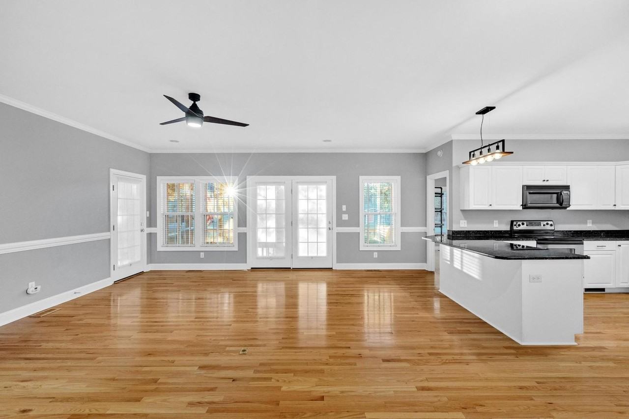 205 Dolphin St - Photo 4 of 24