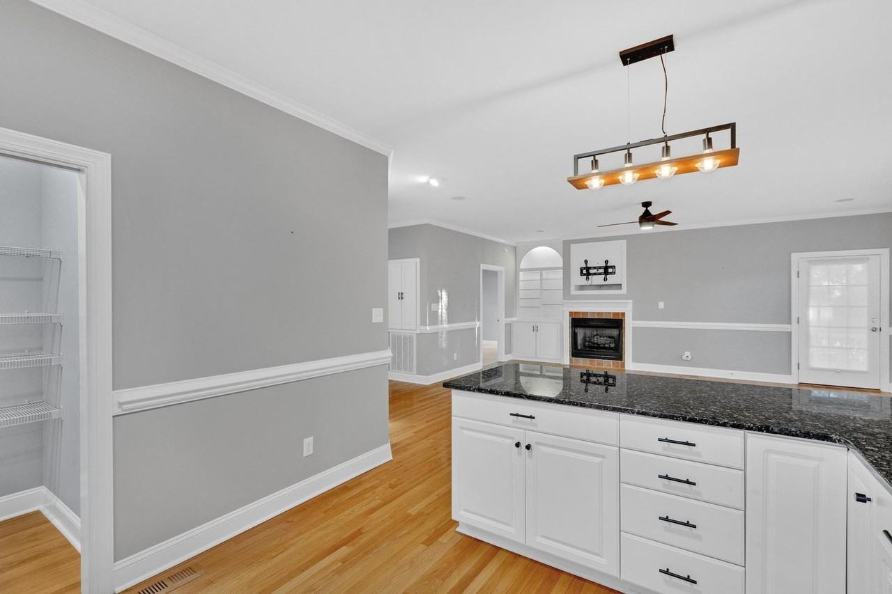 205 Dolphin St - Photo 6 of 24