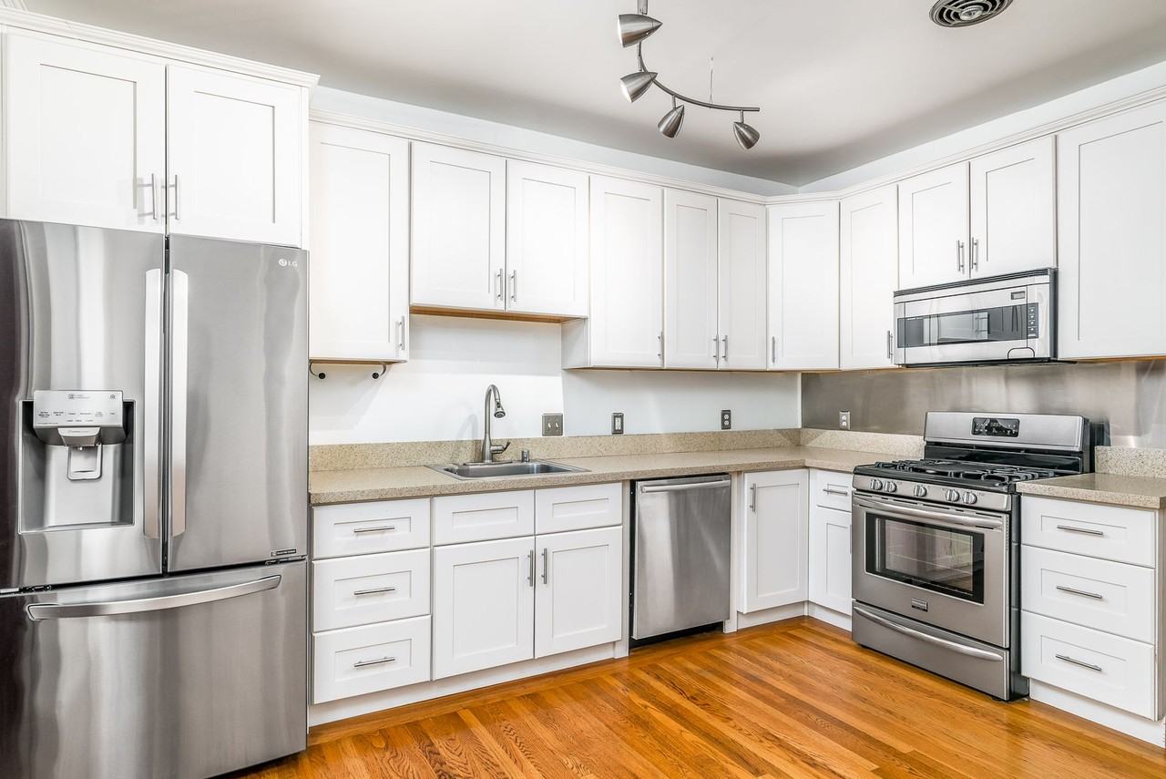 305 30th St #A - Photo 4 of 21