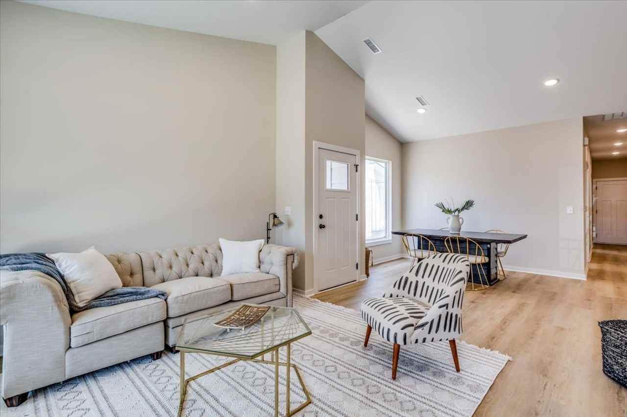 12417 W Blanford St - Photo 3 of 20