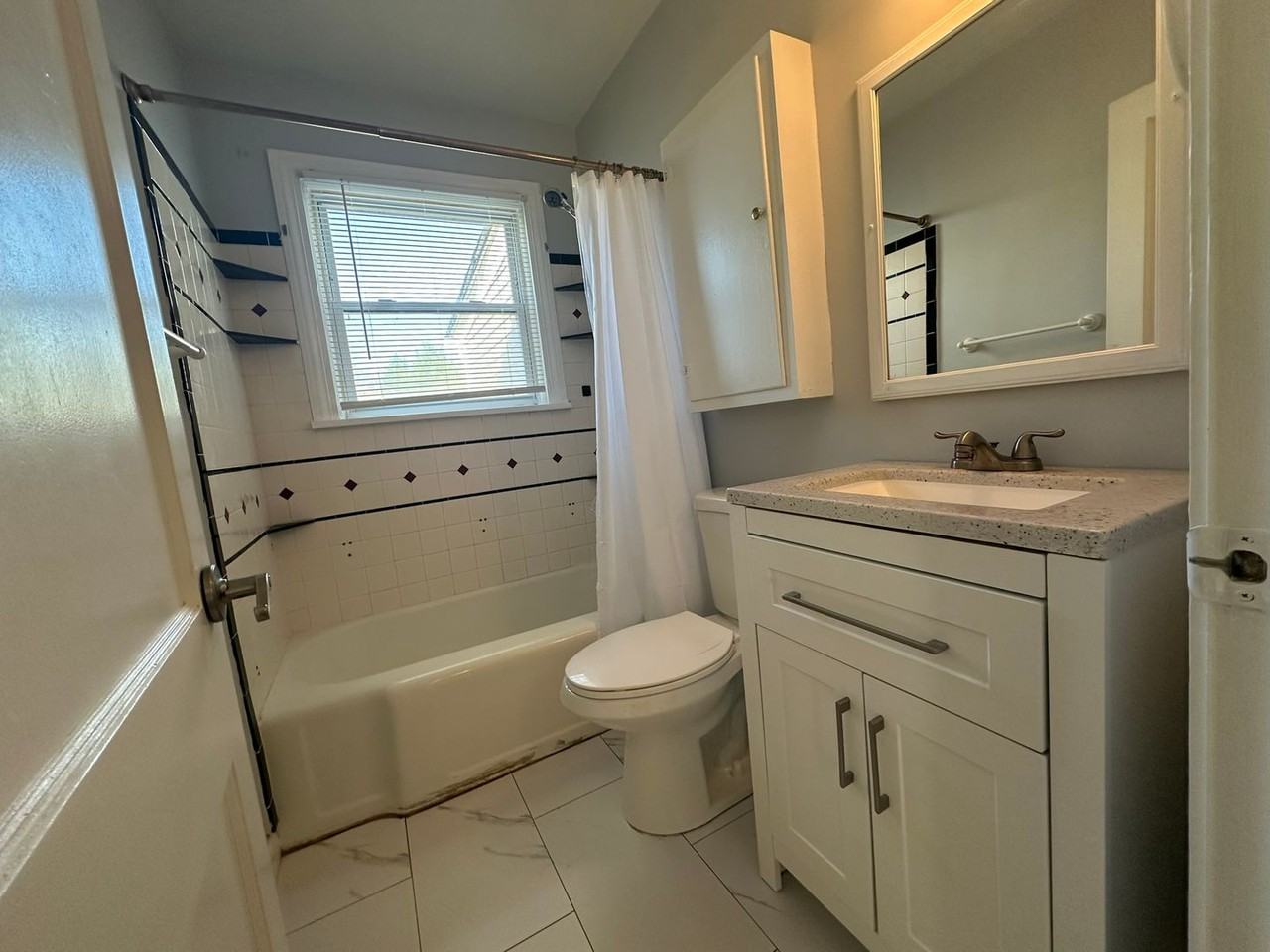 902 Baxter St - Photo 7 of 10