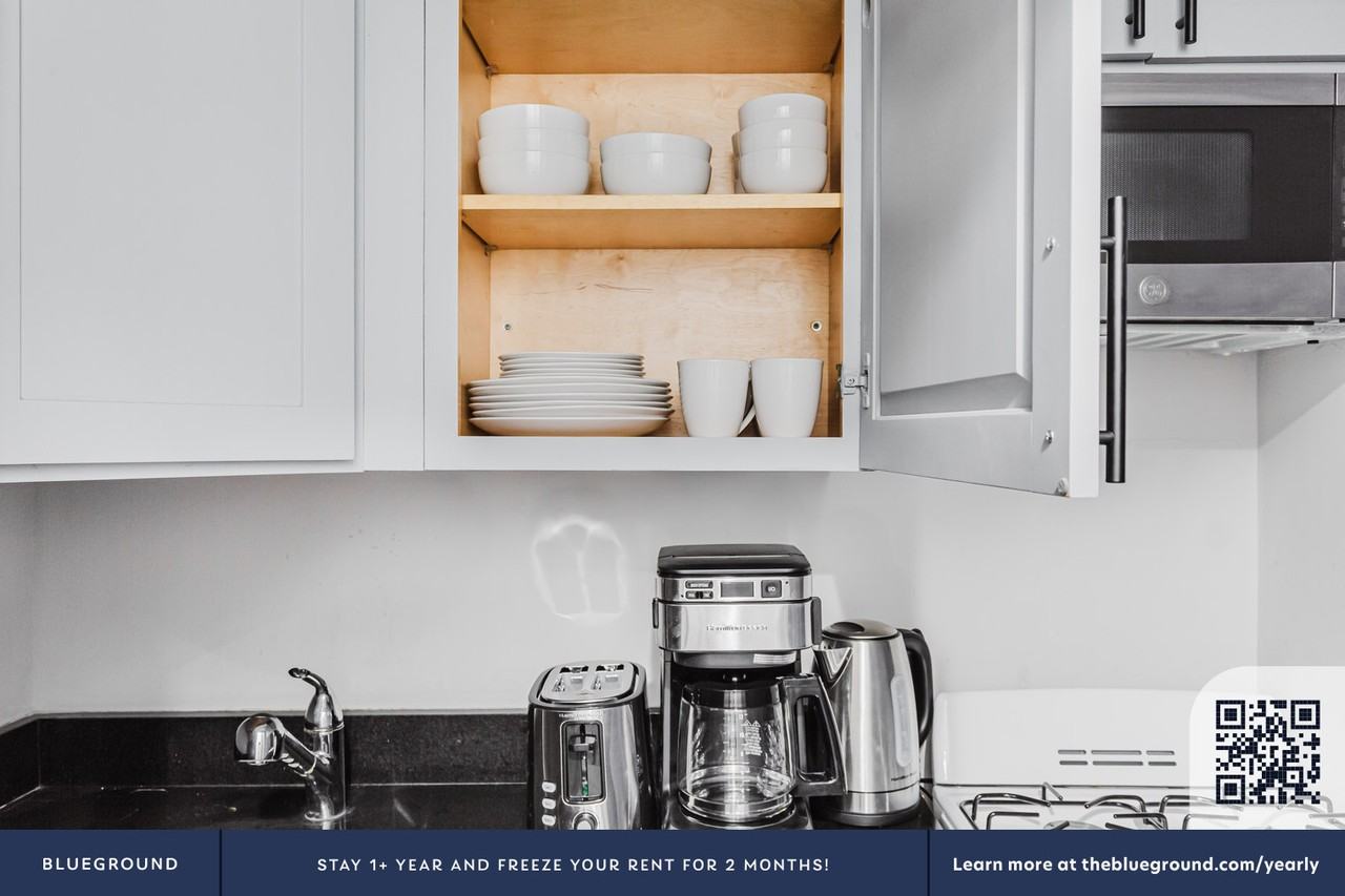 250 E 50th St #1722 - Photo 7 of 18