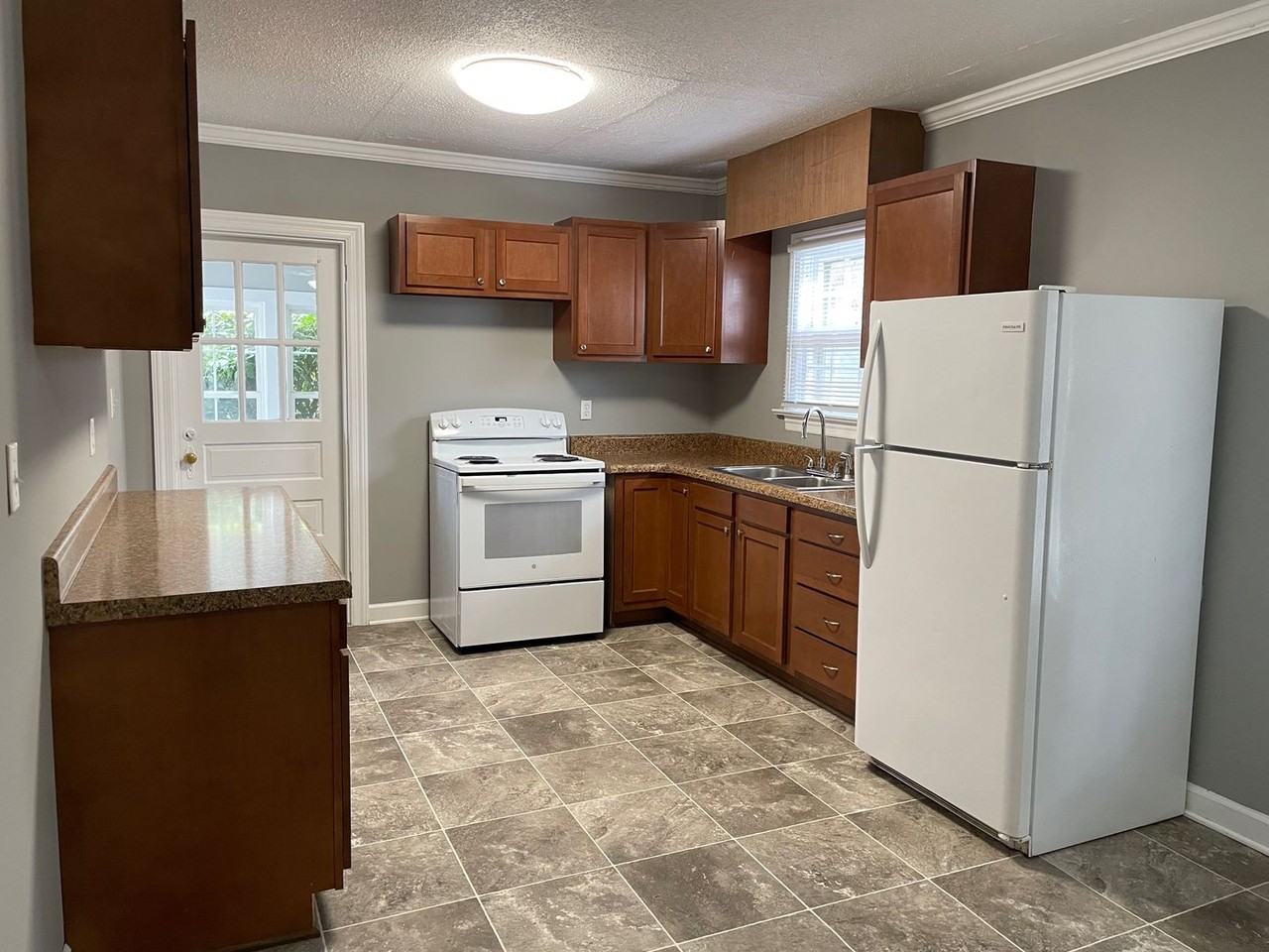 810 Dixon Ave - Photo 4 of 20