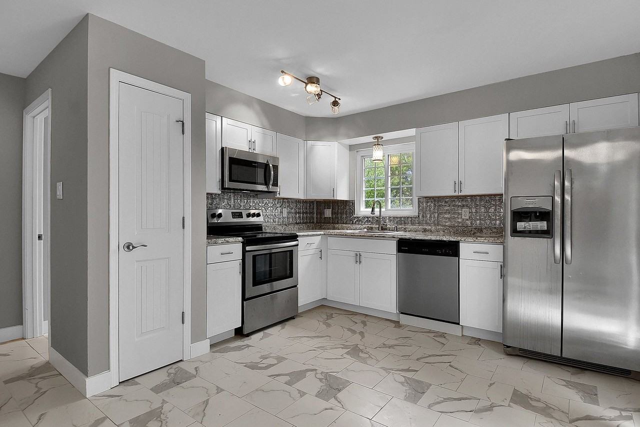 2361 Ida Ln - Photo 3 of 18