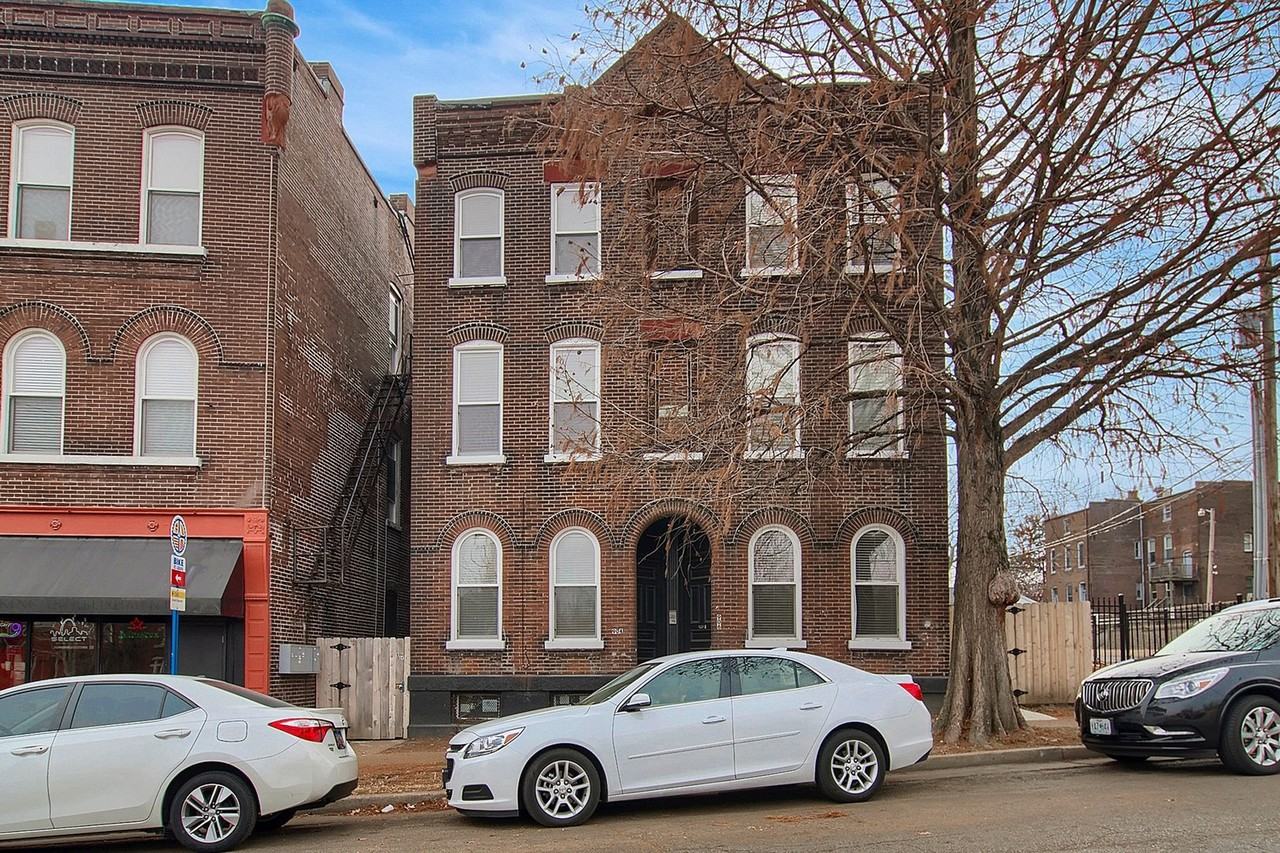 904 Barton St - Photo 2 of 16