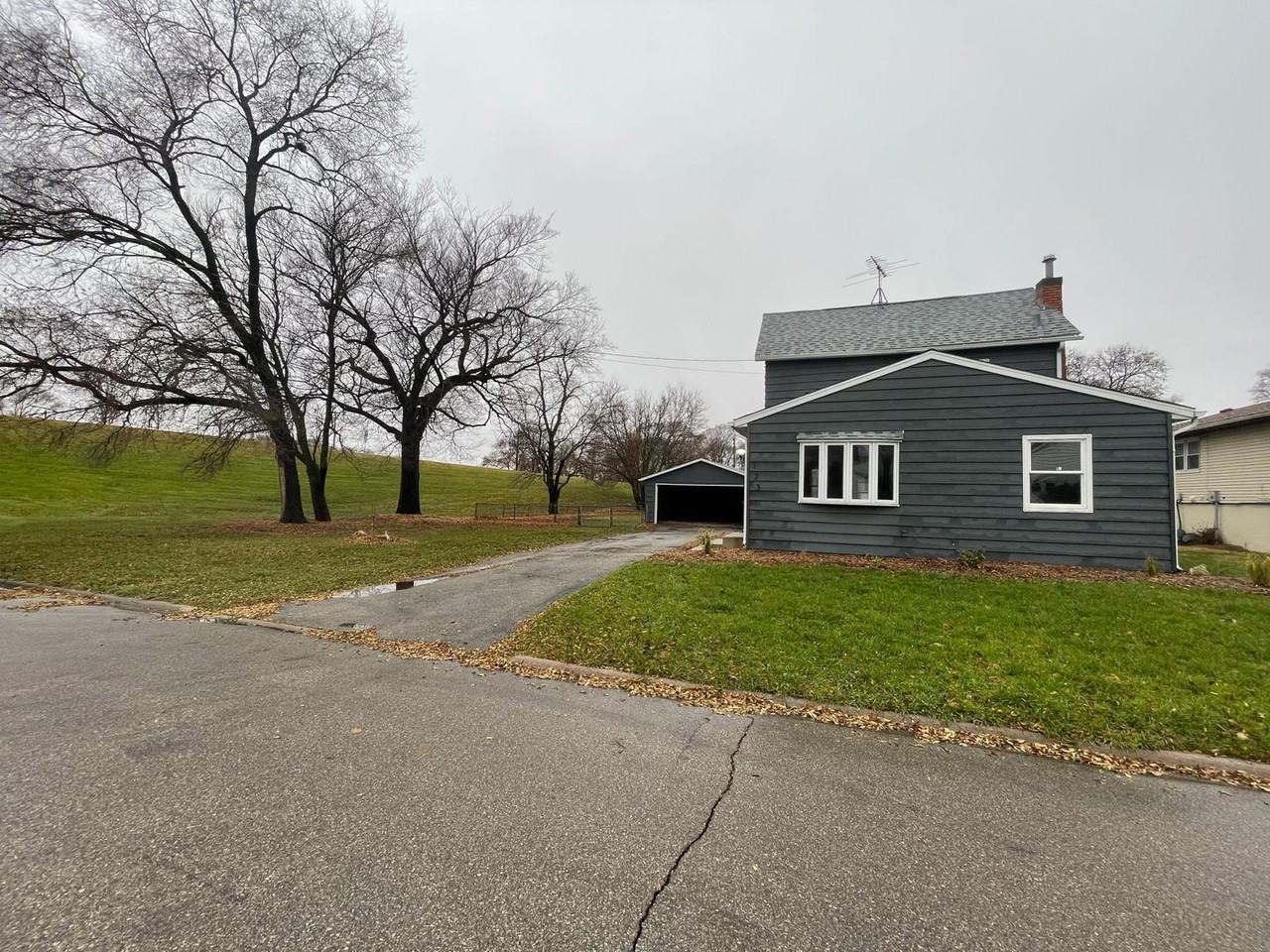 123 Ash St - Photo 2 of 29