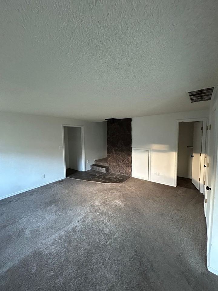 2266 E Roanoke Dr - Photo 4 of 10