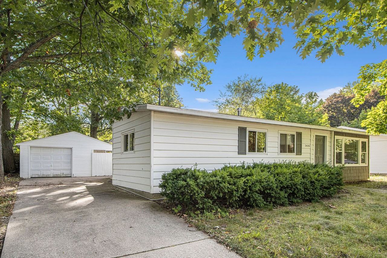 2426 Shasta Dr - Photo 2 of 18