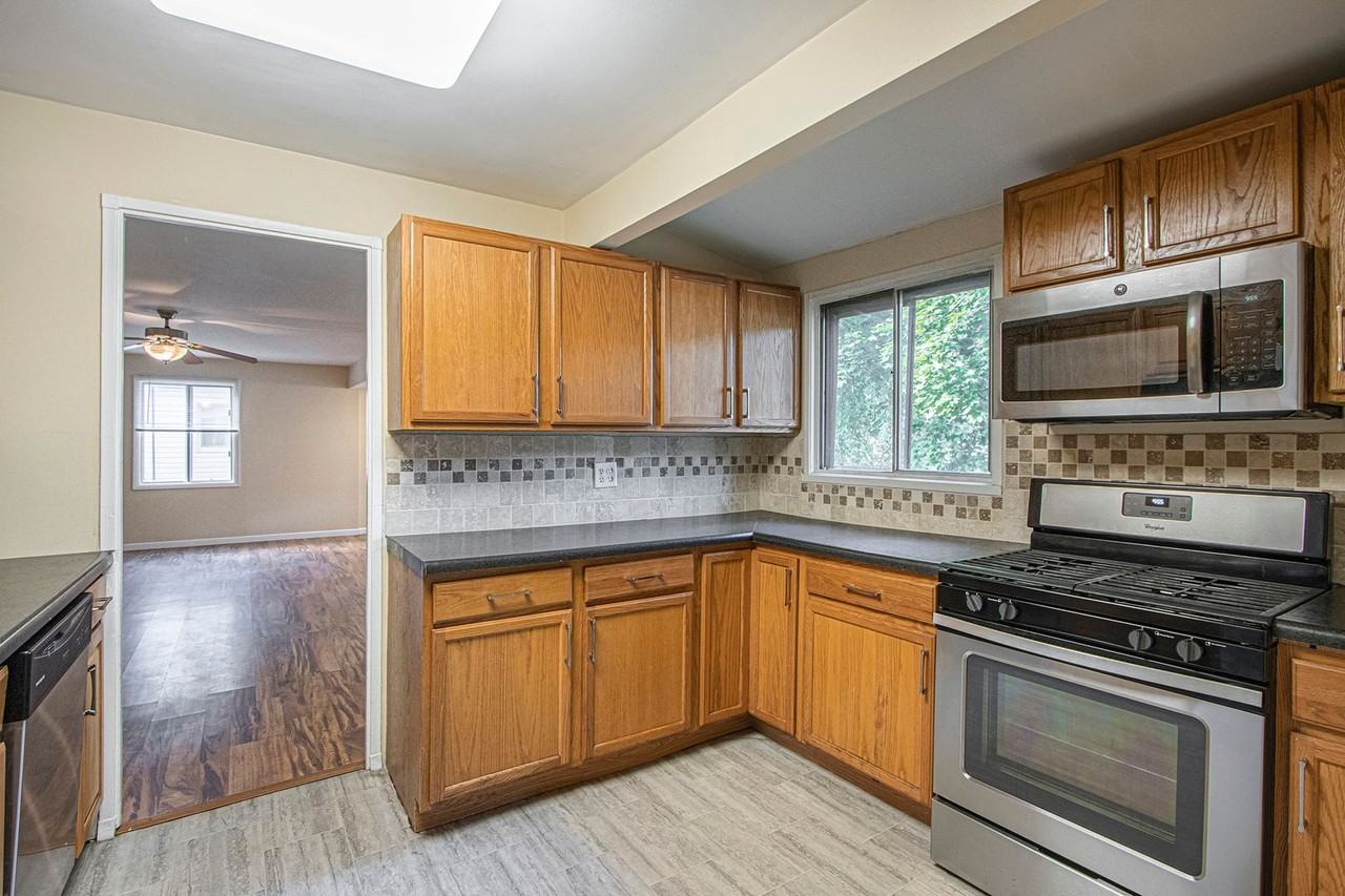 2426 Shasta Dr - Photo 5 of 18